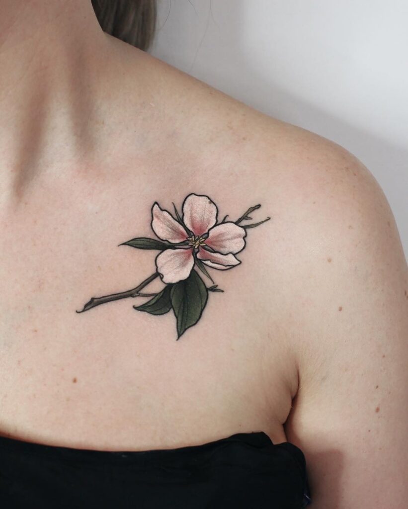 3. Een appelboom bloesem tattoo op het sleutelbeen