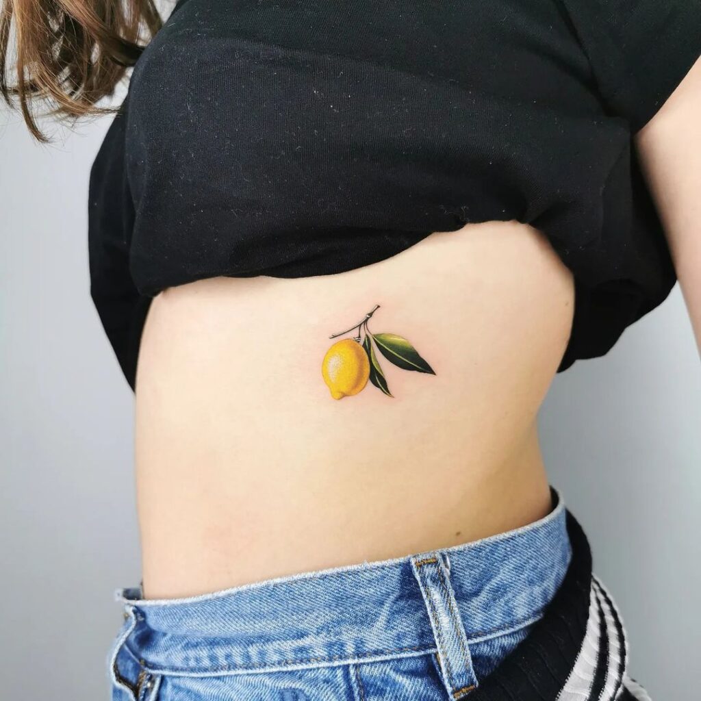 3. Een kleurrijke lemon tattoo op de ribbenkast 