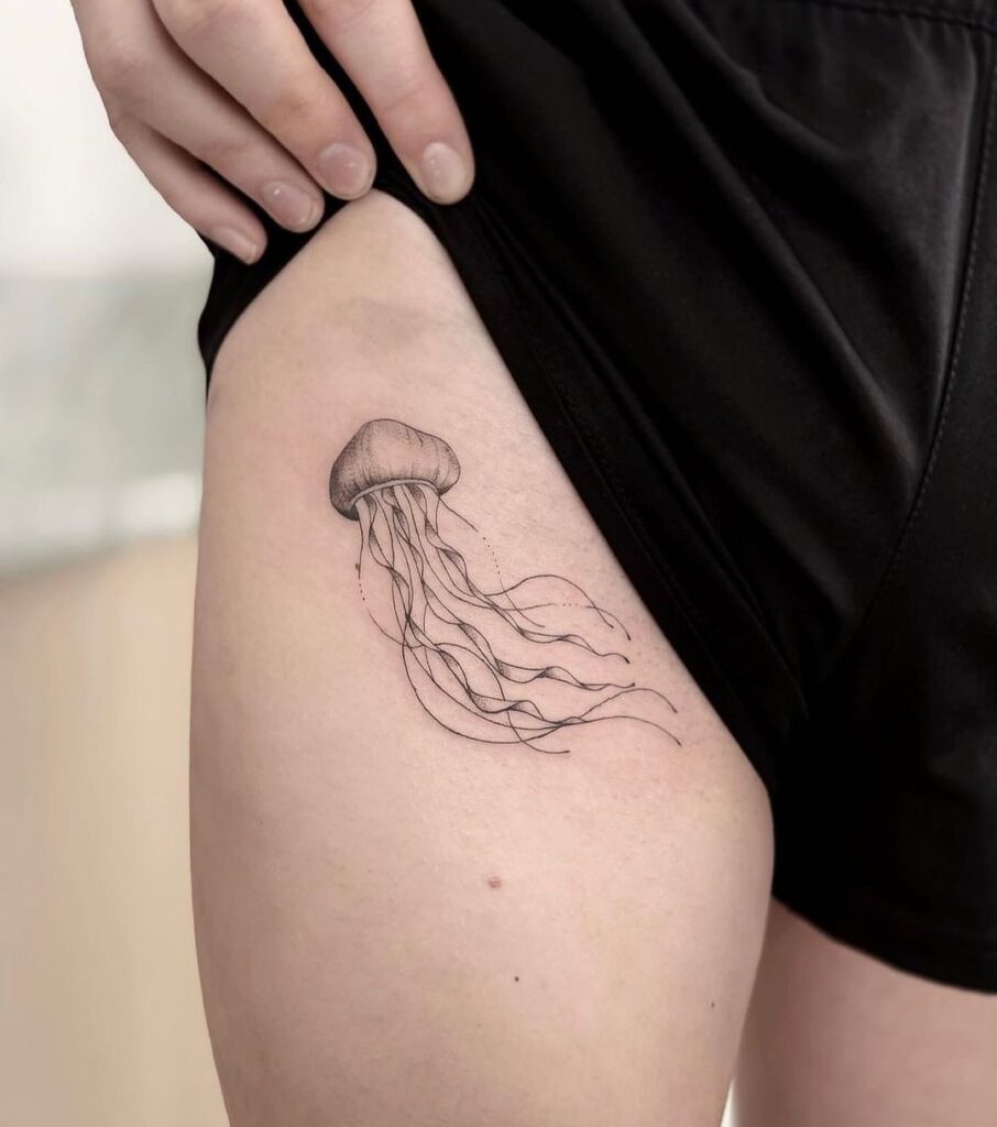 3. Een kwal tattoo op de dij