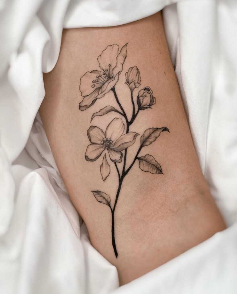 4. Een tatoeage van appelboomtakken op de arm