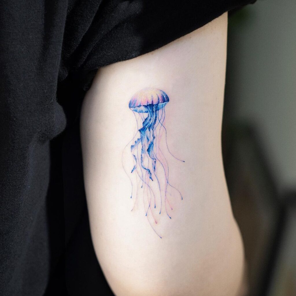 6. Een blauwe kwal tattoo 