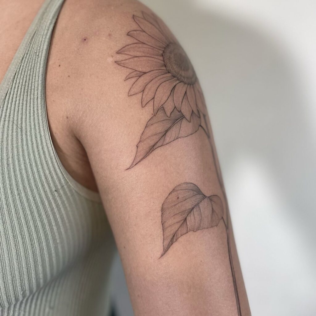 6. Een zonnebloem tattoo op de bovenarm
