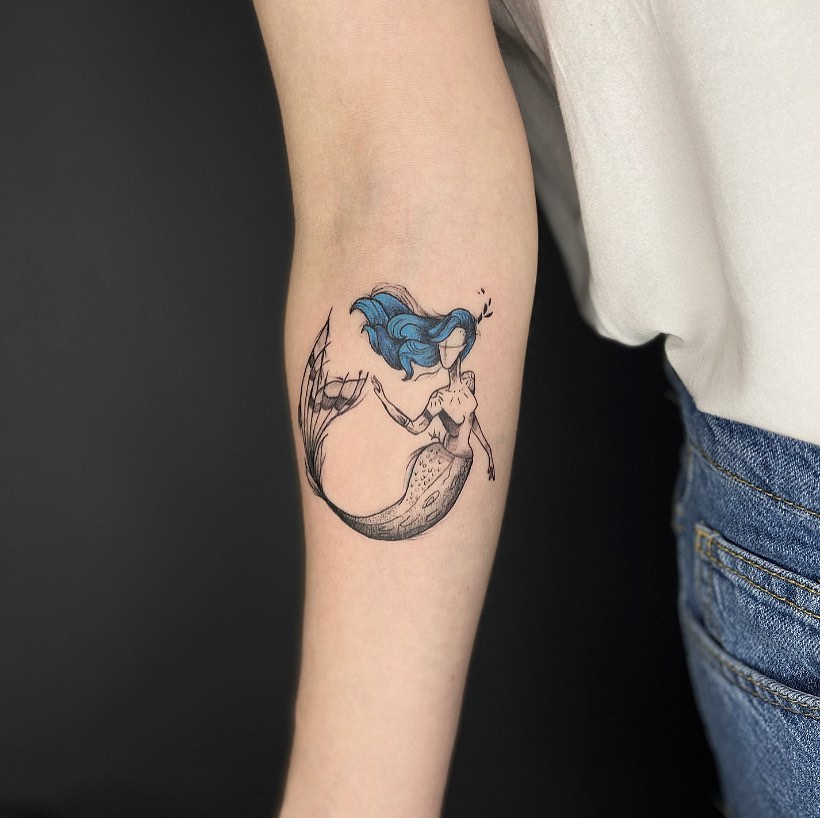 7.  Een tattoo van een zeemeermin met blauw haar 