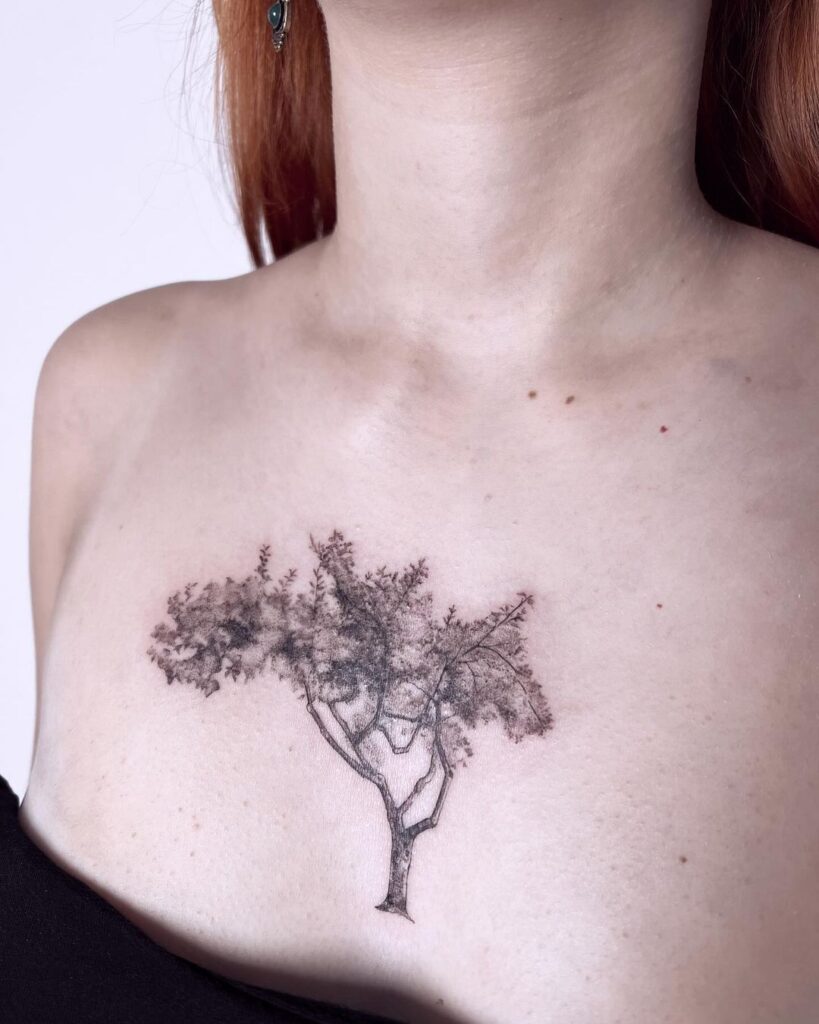 8. Een appelboom tattoo op de borst 