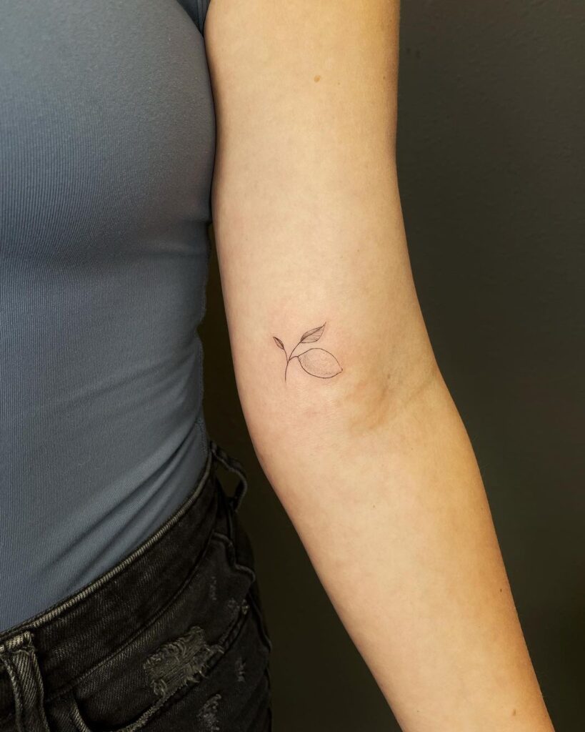 8. Een kleine tattoo van een citroen 