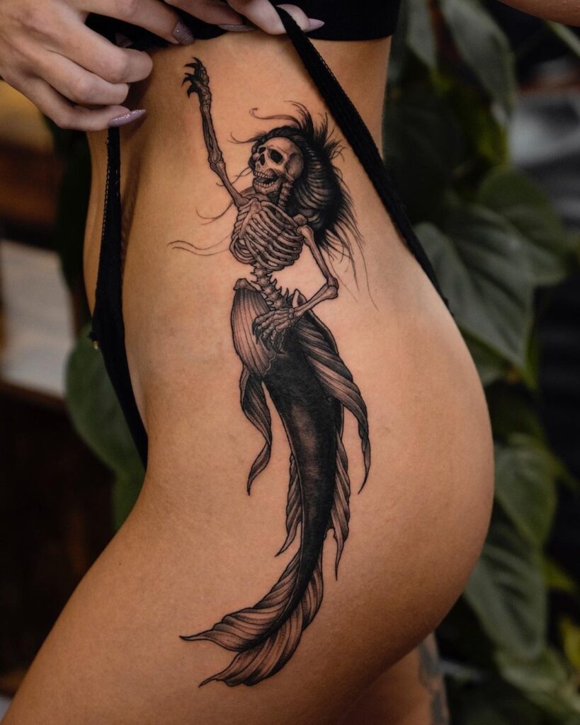 9. Een zeemeermin tatoeage met skelet 