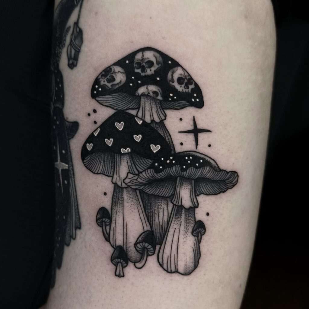 Zwart met grijze paddenstoel tattoo