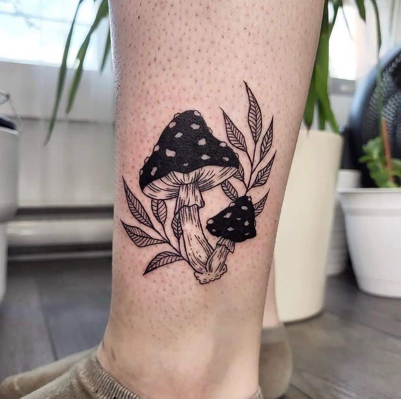 Zwart met grijze paddenstoel tattoo